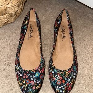 Life Stride Women's Floral Print Flats - Black and Multicolor